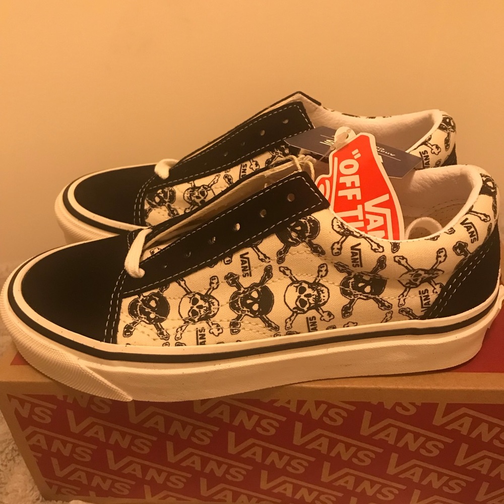 Old Skool Vans (Black&White skulls)